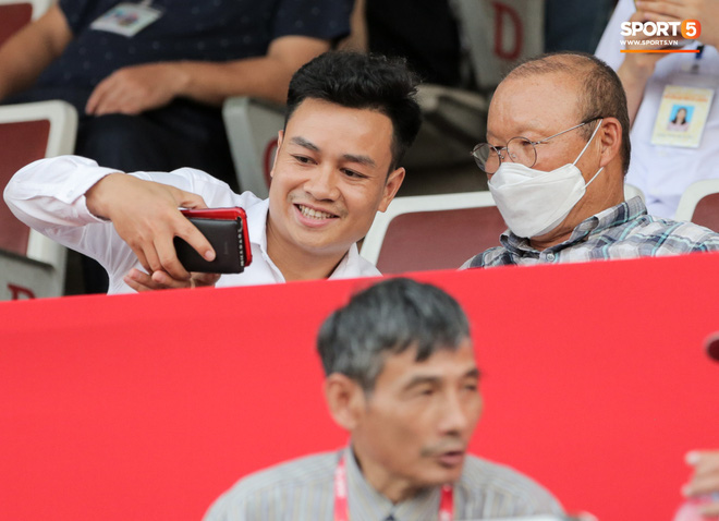 HLV Park Hang-seo gây chú ý khi mang bình nước hình chim cánh cụt đi xem bóng đá - Ảnh 7.