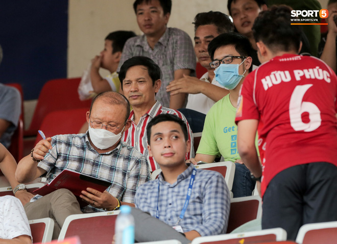 HLV Park Hang-seo gây chú ý khi mang bình nước hình chim cánh cụt đi xem bóng đá - Ảnh 8.