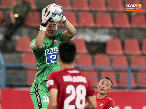 HLV Park Hang-seo gây chú ý khi mang bình nước hình chim cánh cụt đi xem bóng đá - Ảnh 10.