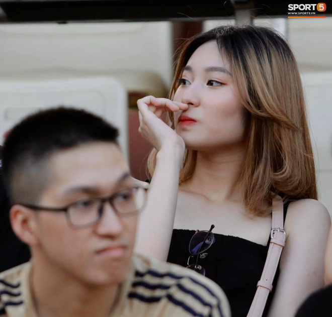 Huỳnh Anh diện áo Quang Hải, nổi bật trong dàn gái xinh cổ vũ trận Hà Nội gặp HAGL - Ảnh 10.