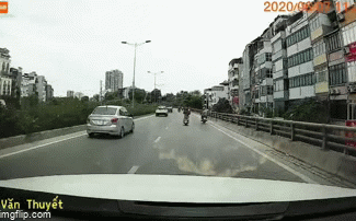 Đăng clip chê bai người phụ nữ đi xe hậu đậu, tài xế ô tô không ngờ bị mắng ''vuốt mặt không kịp''