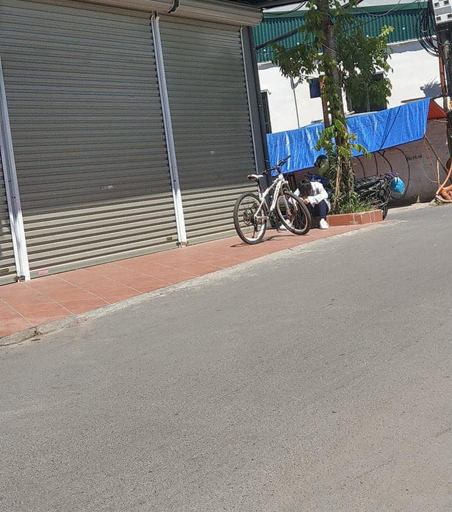 Đạp xe dưới trời nắng gần 40 độ đến tặng quà cho bạn gái, chàng trai bị phũ ngồi gục bên đường - Ảnh 2.