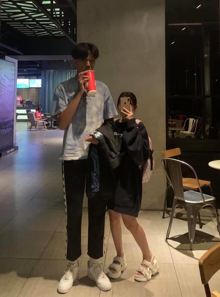 H&agrave;i hước chuyện t&igrave;nh cặp đ&ocirc;i chị em lệch chiều cao đến 42 cm, đi đ&acirc;u cũng bị hiểu nhầm l&agrave;&hellip;ch&uacute; ch&aacute;u - Ảnh 1.