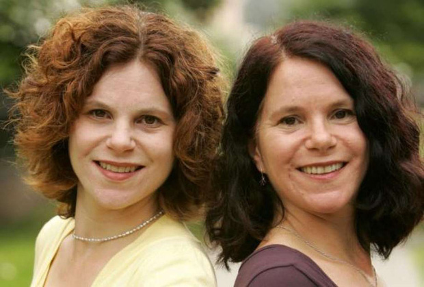 Hai người phụ nữ sống cuộc đời giống hệt nhau trước khi phát hiện là chị em sinh đôi và đau lòng hơn là thí nghiệm tàn độc chia cắt họ - Ảnh 2.