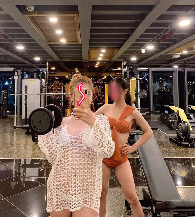 Hai cô gái selfie ở phòng gym khiến dân tình xuýt xoa, nhưng soi đến bộ bikini hở hang thì hội chị em nóng máu vô cùng - Ảnh 1.