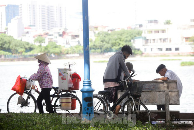 Người dân Hà Nội đổ về công viên, hồ nước, gầm cầu trốn nắng nóng thiêu đốt - Ảnh 11.