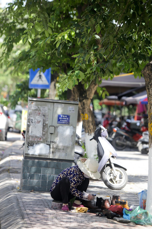 Người dân Hà Nội đổ về công viên, hồ nước, gầm cầu trốn nắng nóng thiêu đốt - Ảnh 17.