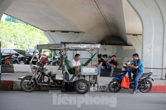 Người dân Hà Nội đổ về công viên, hồ nước, gầm cầu trốn nắng nóng thiêu đốt - Ảnh 6.