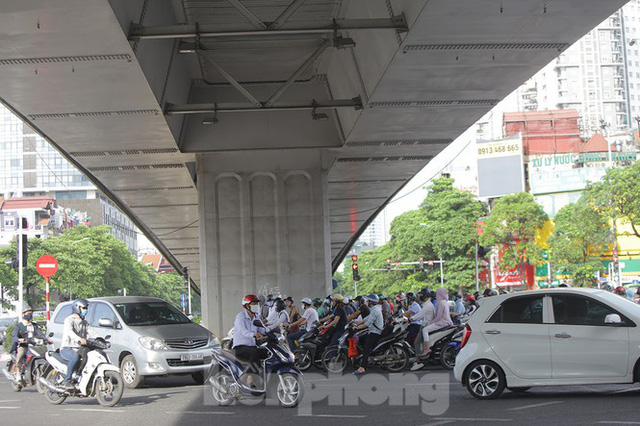 Người dân Hà Nội đổ về công viên, hồ nước, gầm cầu trốn nắng nóng thiêu đốt - Ảnh 8.