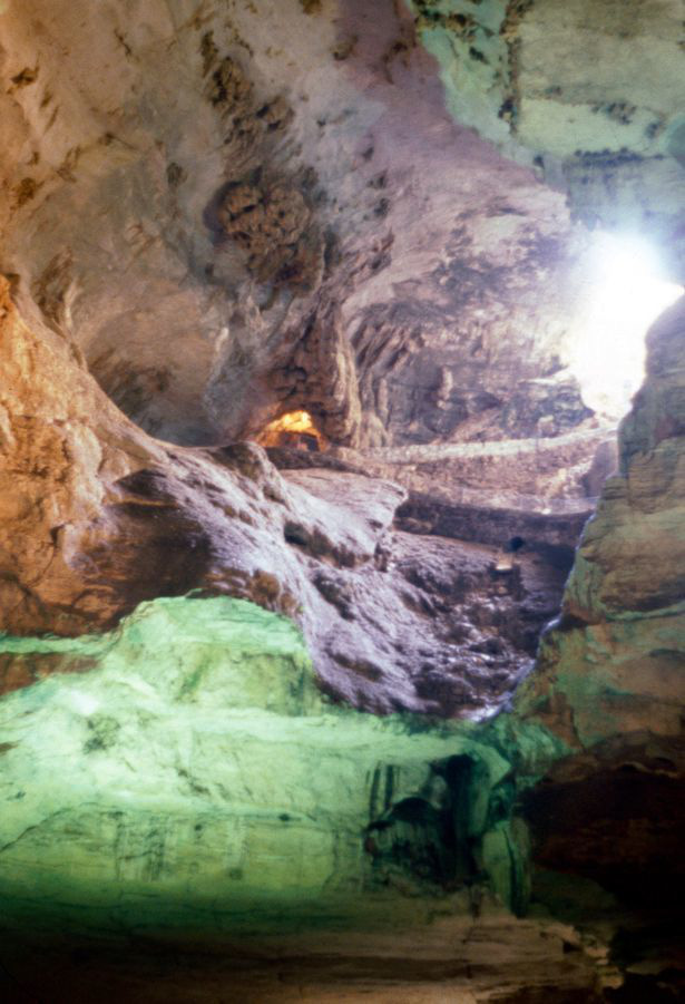 Phát hiện hồ bơi nước xanh như ngọc bên trong hang động kỳ lạ ở Mỹ - Ảnh 2.
