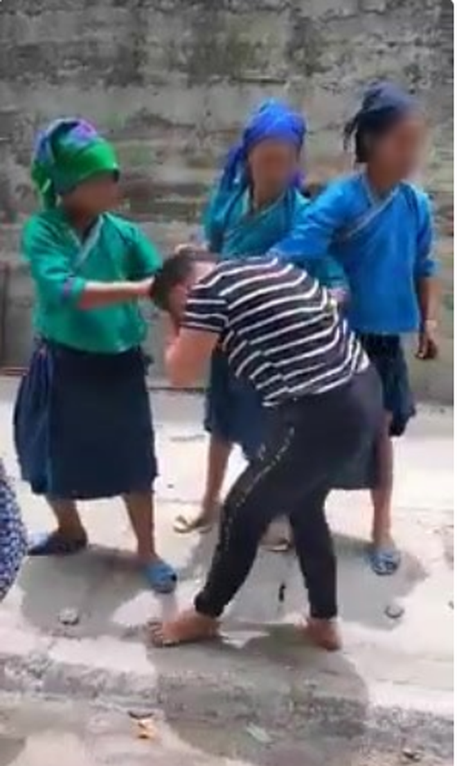 Xôn xao clip cô gái bị nhóm phụ nữ túm tóc, dùng kéo cắt quần áo đánh ghen ở Hà Giang - Ảnh 1.