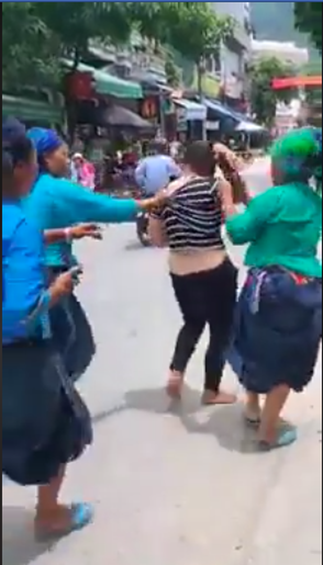 Xôn xao clip cô gái bị nhóm phụ nữ túm tóc, dùng kéo cắt quần áo đánh ghen ở Hà Giang - Ảnh 2.