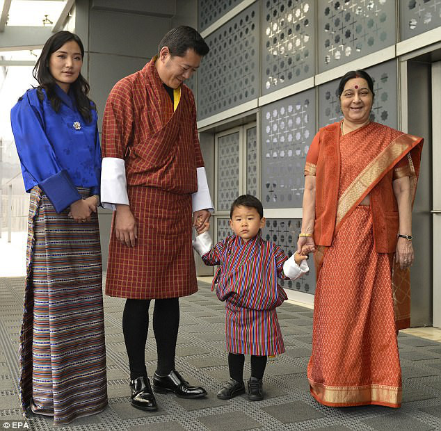 Hoàng tử nhí của Bhutan: Cứ ngỡ con vua thì phải sống sung túc, ai ngờ 20 năm không được tổ chức sinh nhật vì lý do này - Ảnh 4.