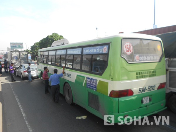 Bình Dương: Va chạm liên hoàn, "xế hộp" gặp nạn 1