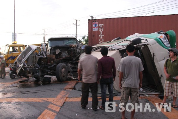 Kinh hoàng container tông lật xe khách, hơn chục người bị thương 1