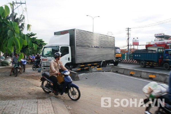 TP.HCM: Hai xe tải tông nhau, phá nát hàng chục mét con lươn 2