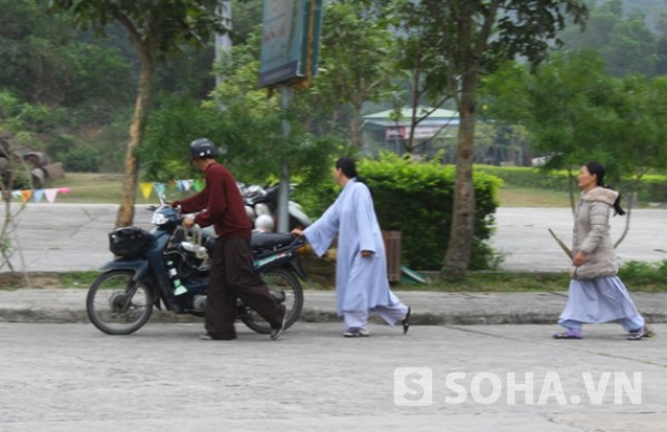 Nhà sư "nhất bộ nhất bái" chuẩn bị lên núi Yên Tử 1