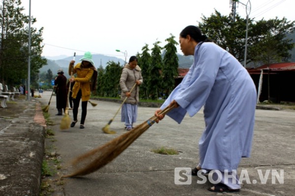 Nhà sư "nhất bộ nhất bái" chuẩn bị lên núi Yên Tử 4