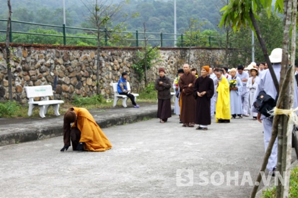 Hình ảnh mới nhất về hành trì "nhất bộ, nhất bái" 1