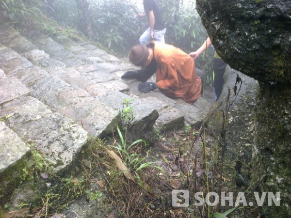 Nhà sư "nhất bộ, nhất bái" hành trì trong mưa, sương mù Yên Tử 1