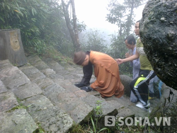 Nhà sư "nhất bộ, nhất bái" hành trì trong mưa, sương mù Yên Tử 2