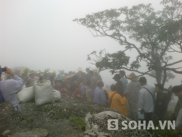 Nhà sư "nhất bộ, nhất bái" hành trì trong mưa, sương mù Yên Tử 5