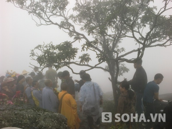 Nhà sư "nhất bộ, nhất bái" hành trì trong mưa, sương mù Yên Tử 6