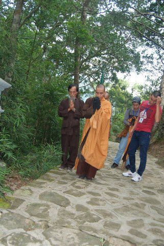 Nhất bộ, nhất bái: Thầy Tâm Mẫn đã đến sát chùa Hoa Yên 7