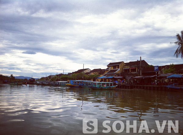 Hình ảnh dòng sông chảy qua phố cổ để chia phố cổ thành hai phong thái và sắc màu khác nhau. Nếu ở bên này nhiều nhà cổ thì bên kia sông lại lung linh sắc màu đèn lồng vào buổi tối.