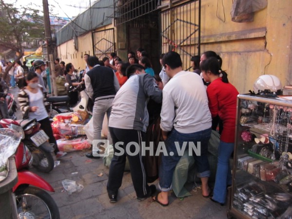 Các hộ kinh doanh xung quanh sơ tán hàng hóa đề phòng ngọn lửa bén sang