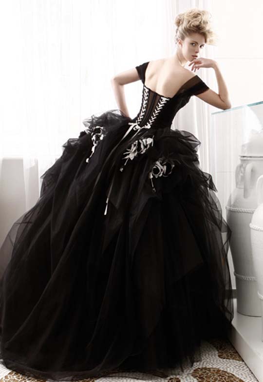 Xu hướng váy cưới màu đen được ưa chuộng trong đại dịch