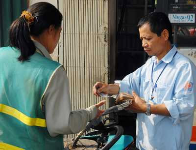 Dầu diezel giảm giá 400 đồng một lít