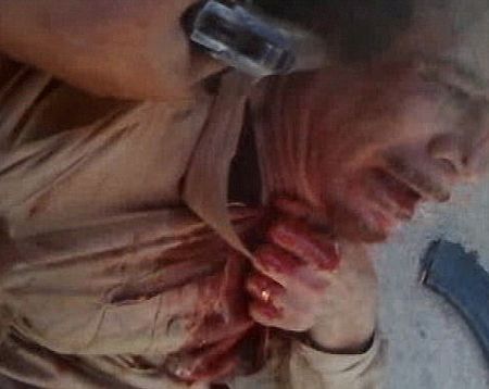 Cận cảnh ông Gadhafi bị gí súng và kéo lê trên phố