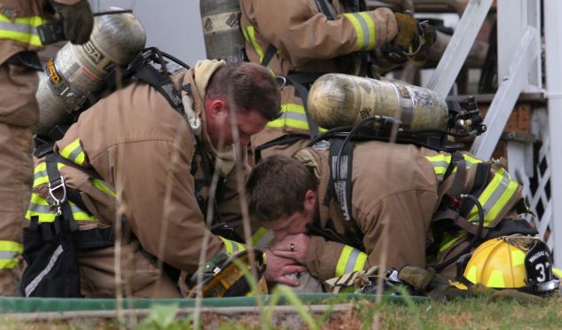 Lính cứu hỏa hô hấp nhân tạo cứu sống một chú chó