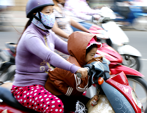 Trẻ Sài Gòn mặc áo ấm, choàng khăn trong tiết trời lạnh nhất năm