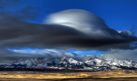 'Mây tận thế' hình đĩa bay khổng lồ