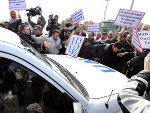 Người Palestine ném giày vào xe của ông Ban Ki