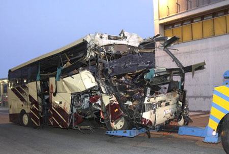 Thuỵ Sĩ: Kinh hoàng xe buýt đâm vào đường hầm, 28 người chết