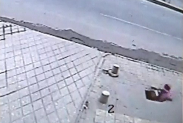 Xôn xao clip cô gái biến mất trên phố vì sụp phải... hố ngầm