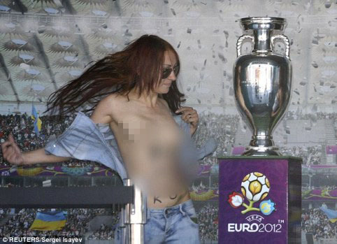 Chị em cởi phăng áo để phản đối Euro 2012