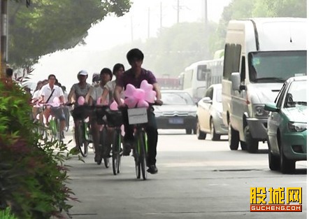 Trung Quốc: Cầu hôn với một vali tiền gấp hình trái tim