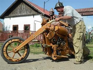 Xe máy bằng gỗ độc nhất vô nhị