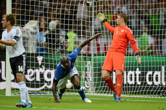 5-li-do-de-tin-balotelli-se-toa-sang-o-mua-toi