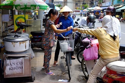 nhung-bua-com-gia-re-giua-long-thanh-pho