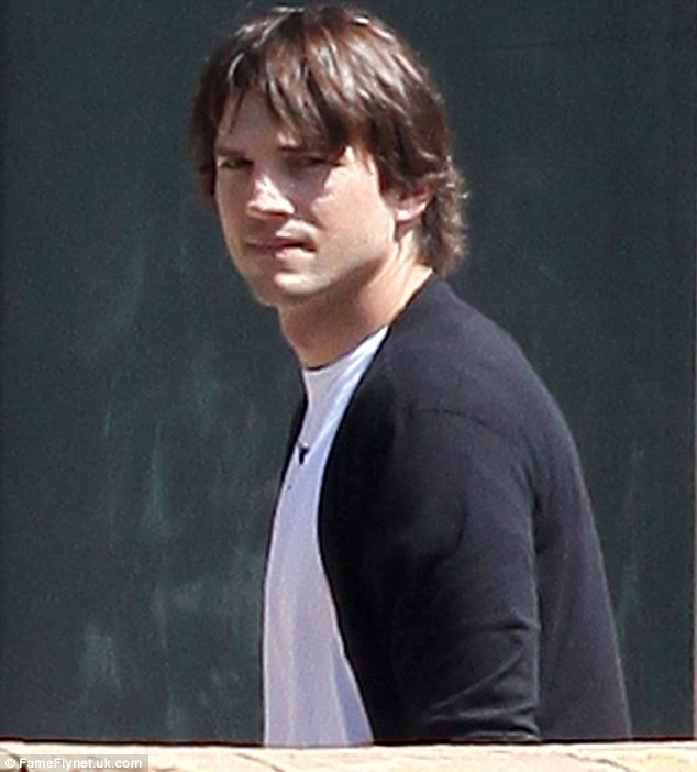 ashton-kutcher-lai-hen-ho-bo-tre