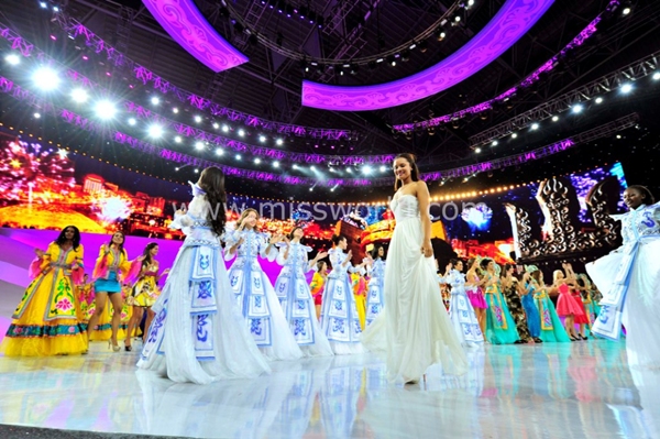 miss-world-khai-mac-sieu-hoanh-trang-sieu-ruc-ro