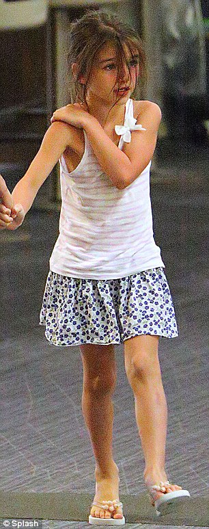 katie-holmes-dua-suri-ve-que-ngoai