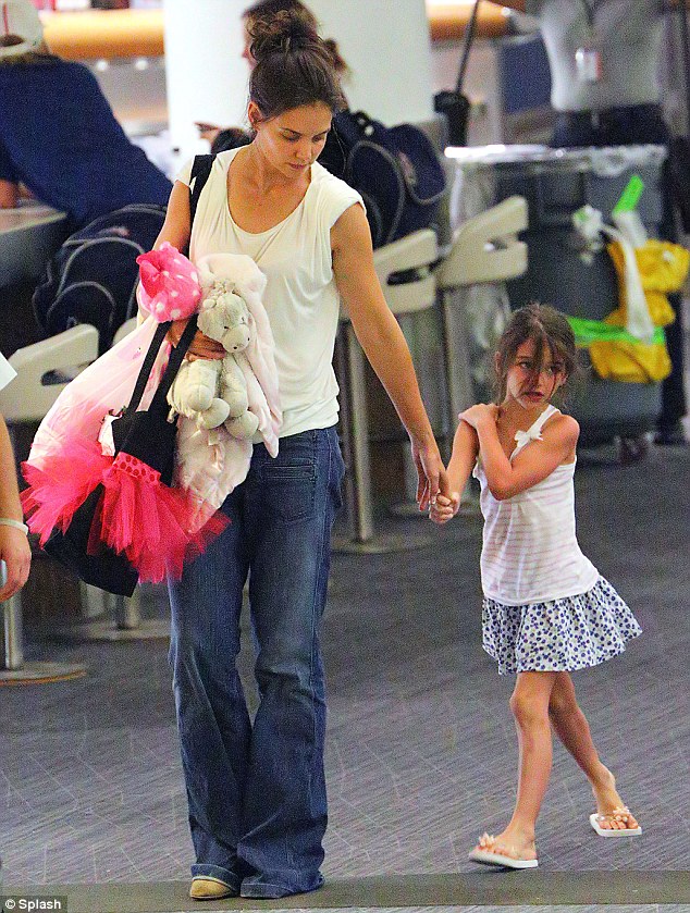 katie-holmes-dua-suri-ve-que-ngoai