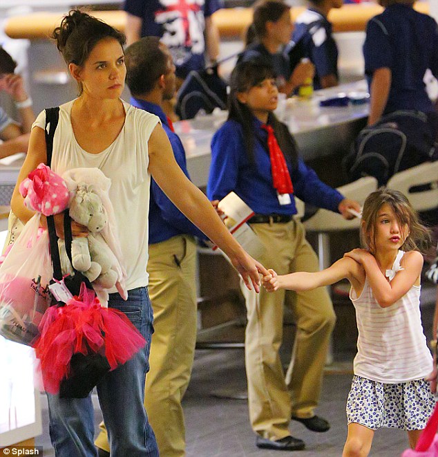 katie-holmes-dua-suri-ve-que-ngoai