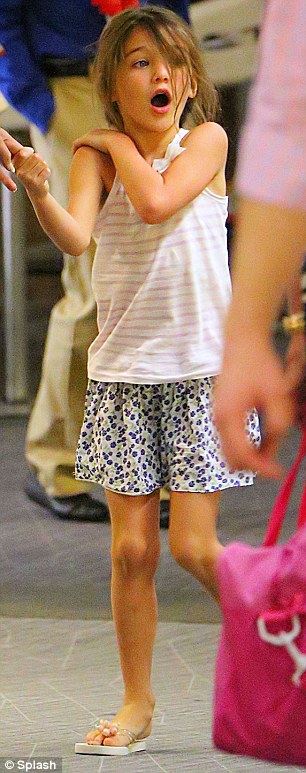 katie-holmes-dua-suri-ve-que-ngoai